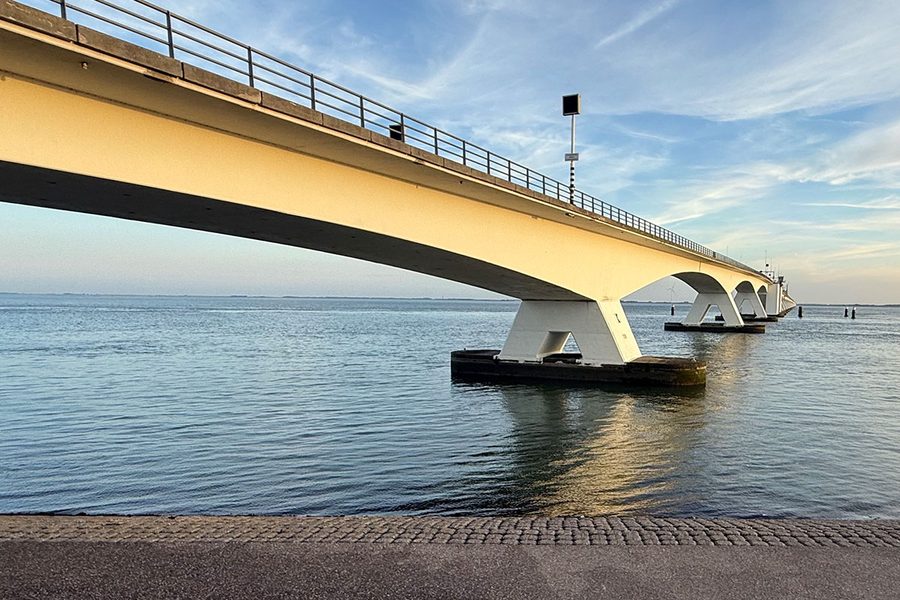 Duikplaats Zeelandbrug in de avondzon